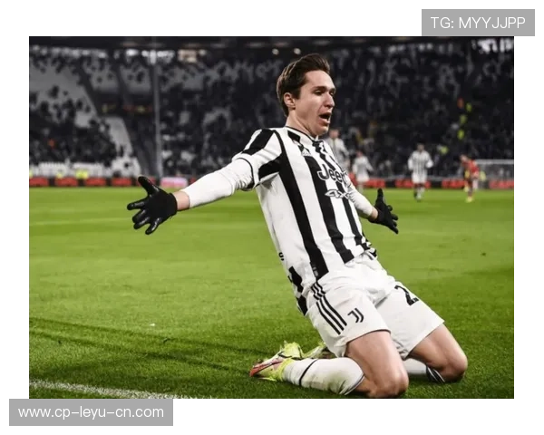 尤文快速倒脚形成空间，基耶萨一脚贴地射门